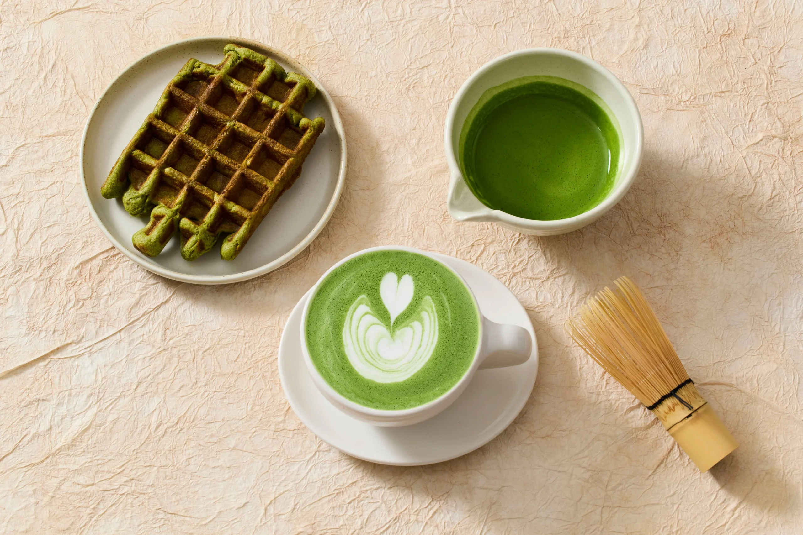 手点て 宇治抹茶ラテと抹茶ワッフル、茶筅を並べた秋のメニュー
