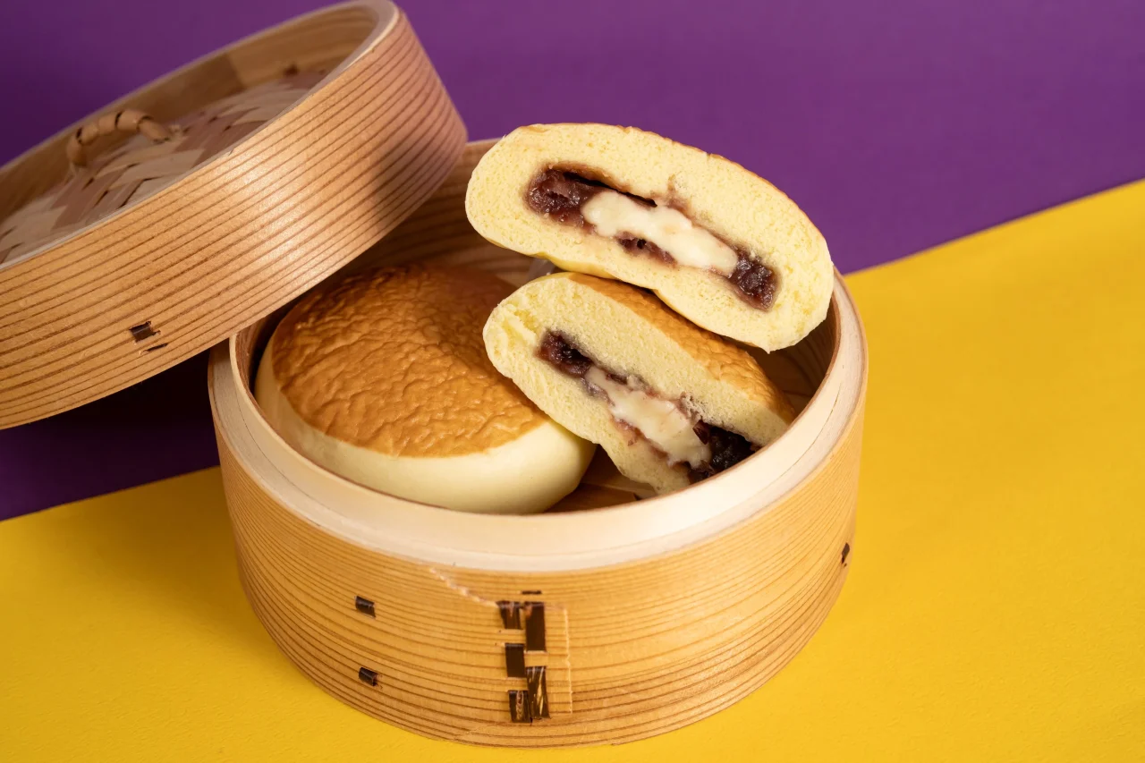 森永製菓監修ホットケーキまん（あんバター）の断面と蒸籠