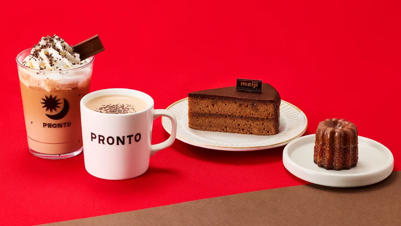 PRONTOのロゴ入りカップに入った2種のドリンクと、カヌレ、ザッハトルテを並べた全体像