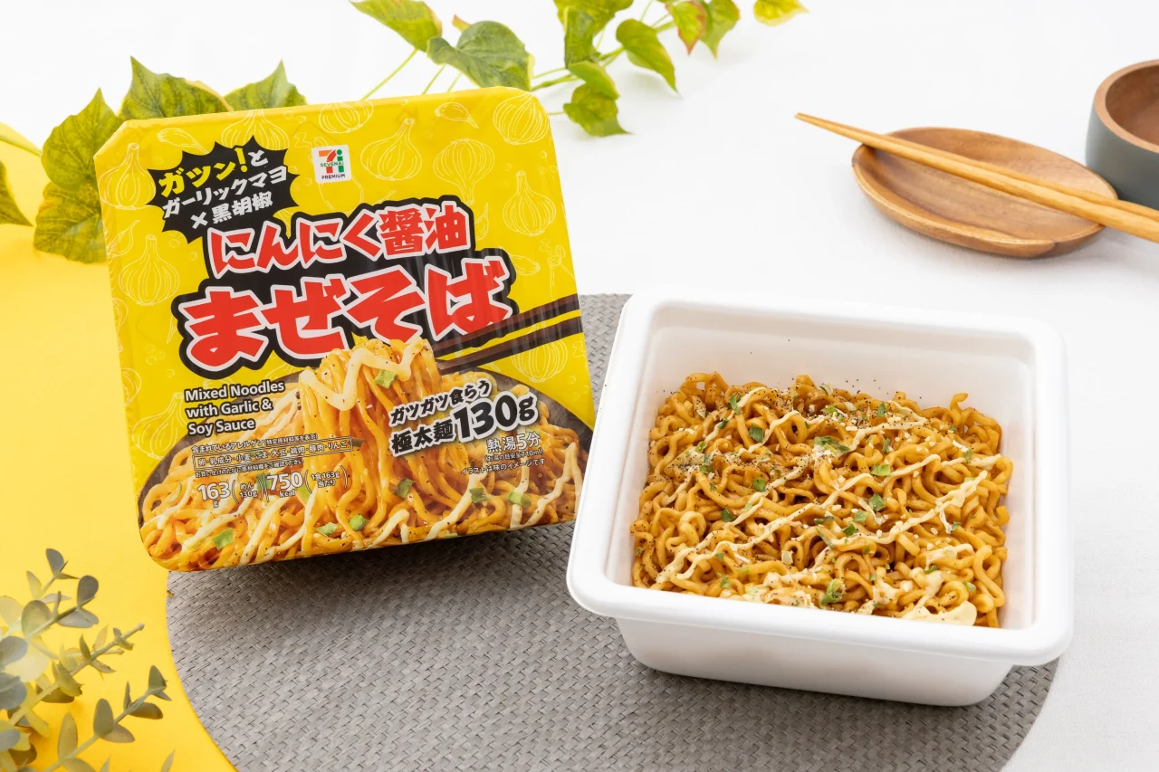 セブンプレミアム にんにく醤油まぜそばのパッケージと完成品