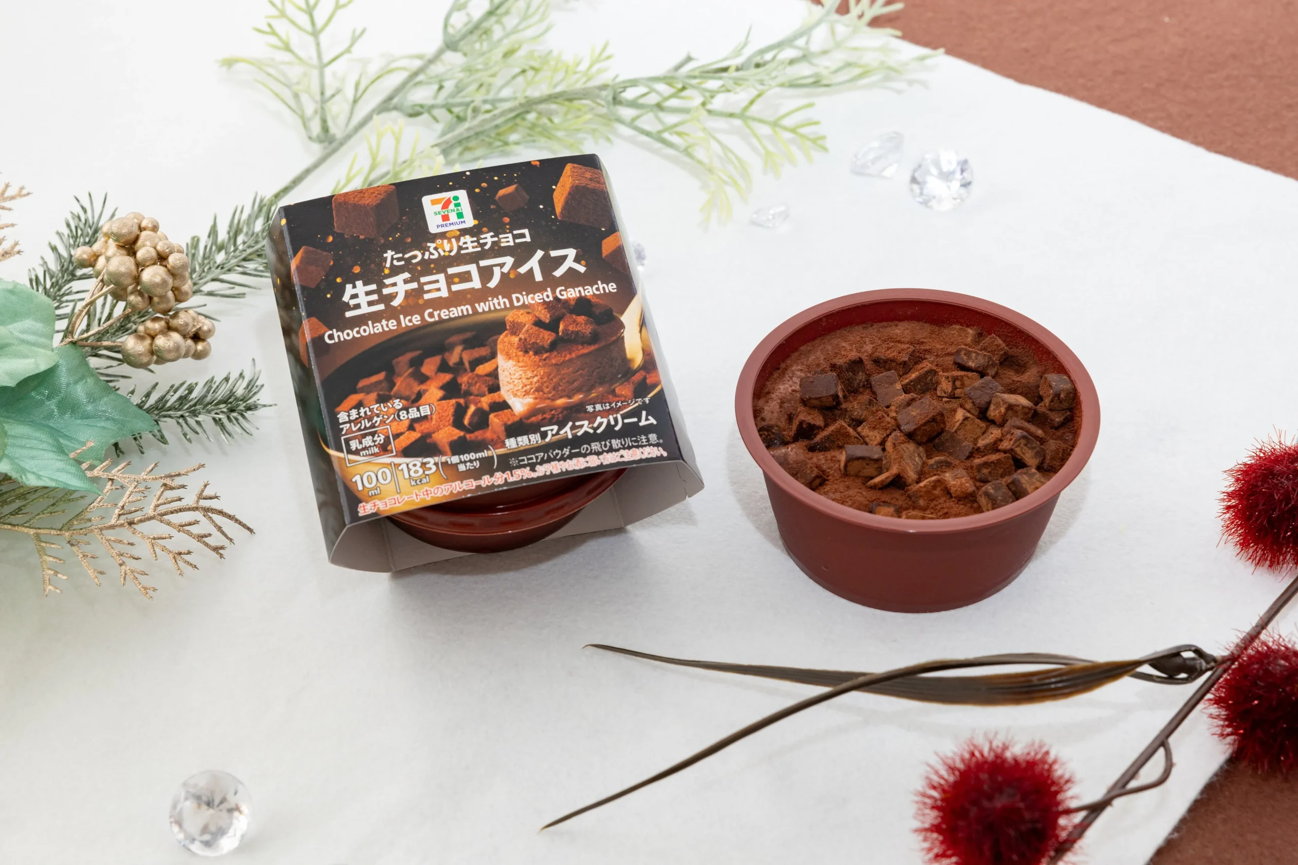 セブンプレミアム 生チョコアイスのパッケージと、生チョコブロックを敷き詰めたカップアイスの外観