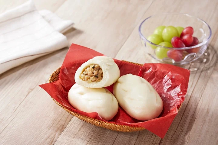 調理後のミニ餃子ドッグと付け合わせのぶどう