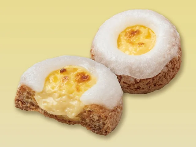 断面が見える月見シュー。お餅の層、クッキーシュー生地、中のカスタードクリームが確認できる。