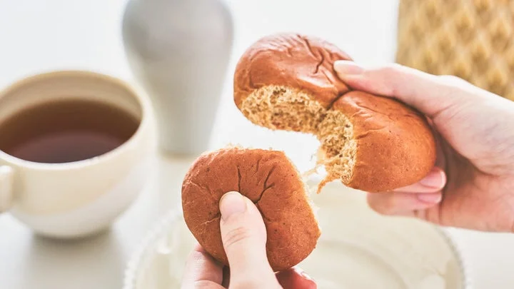 3つに連結された形状のBASE BREADこしあんをちぎる様子