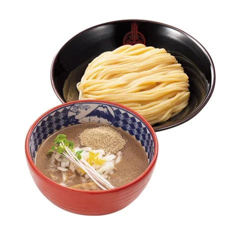 器に入ったコシのある太麺と、煮干し粉がのった濃厚なつけ汁