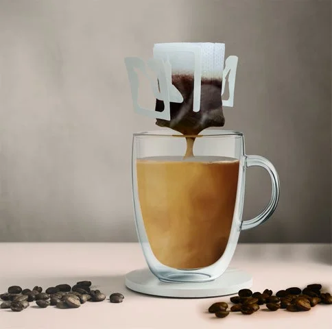 マグカップにセットされたドリップフィルターからコーヒーが抽出されている様子。
