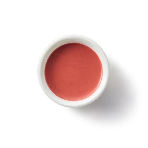 小皿に入ったルビー色のクランベリーメープルビネグレット