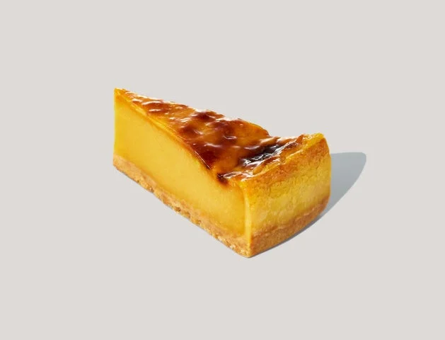 紅はるかと安納芋を使用した、三角形の焼き蜜芋ケーキ