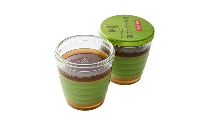 蓋付きの抹茶とわらび餅のプリン