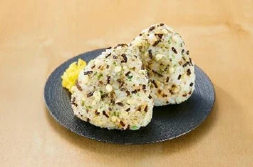 きざみ塩こんぶ あおさ・天かすを使用したおむすび