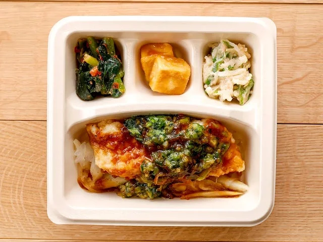 白身魚の揚げ出し生姜醤油が入ったパルプモールド容器の冷凍弁当。