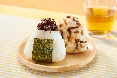 おむすびの具として使用された「ふじっ子煮 おむすびツナ昆布」の調理例