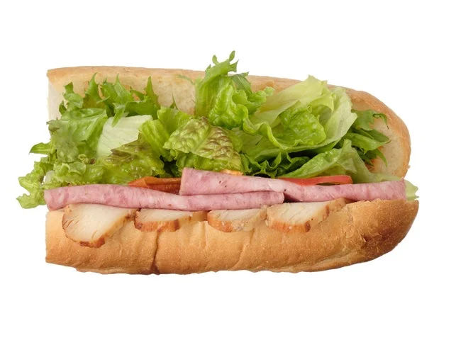 レタス、チキン、ハムが挟まれたバゲットサンドイッチの断面