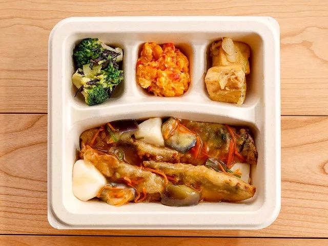 パルプモールド容器に入った鯵の甘酢あんかけ弁当