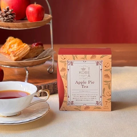 アップルパイティーのパッケージと紅茶、焼き菓子