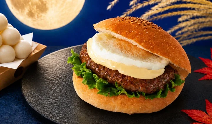 テリヤキソースと目玉焼きをサンドしたお月見バーガー