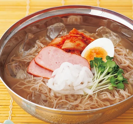 具材がトッピングされた水冷麺