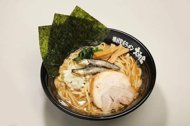 煮干し、チャーシュー、メンマ、海苔がトッピングされたラーメン「ニボトン」の全体図。