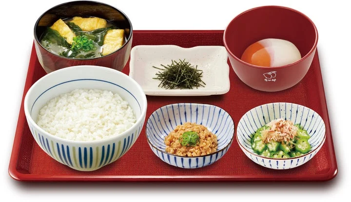 鶏そぼろ、オクラ、温たま、刻みのり、ごはん、味噌汁のセット