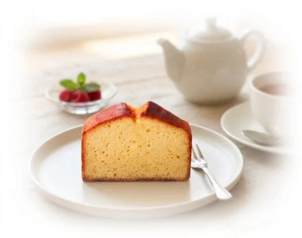 皿に盛り付けられた厚切りバターケーキと紅茶セット