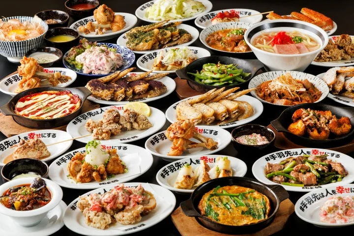 テーブルいっぱいに並べられた酔っ手羽の豊富な居酒屋メニュー