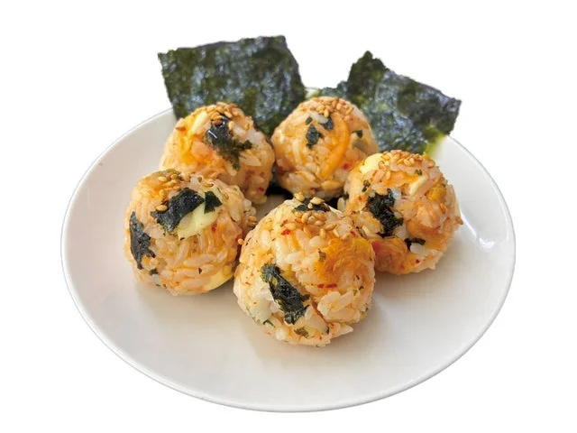 「旨すしのこ」を使用したチュモッパ風のおにぎり