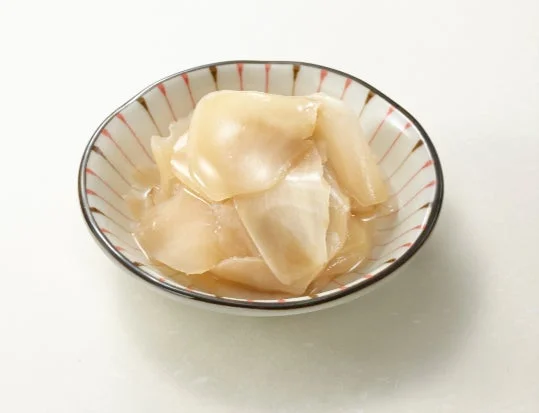 小鉢に入った生姜の甘酢漬け