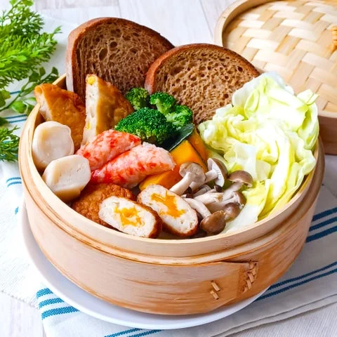 蒸籠に盛られた練り製品と野菜