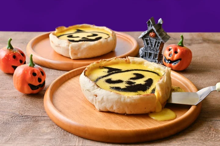 おばけの顔が描かれたハロウィン仕様のシカゴピザ