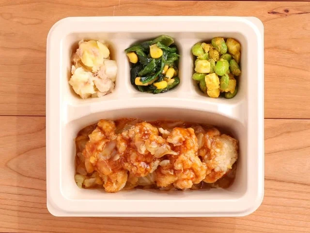 冷凍弁当容器に入ったスイートチリカラアゲと3種の副菜