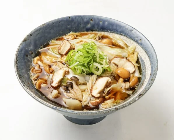 調理された新潟醤油きのこらーめんのアップ画像
