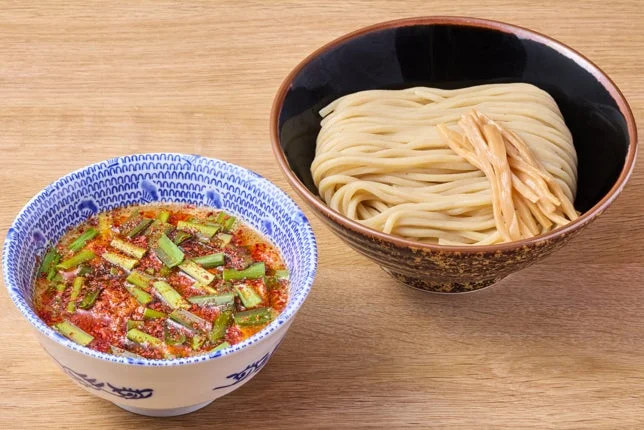 ニラと唐辛子がのった赤いつけ汁と麺のセット