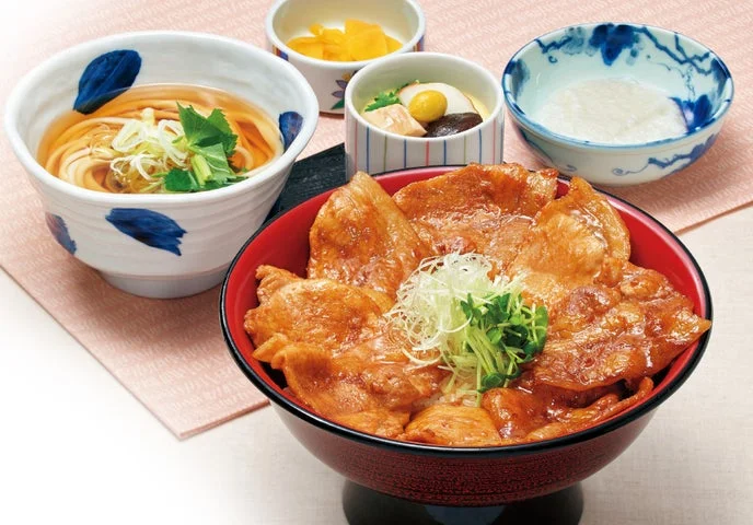知床ポークの北海道豚丼、うどん、茶碗蒸しのセットメニュー。