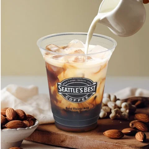 コールドブリューコーヒーにアーモンド効果を注いでいる様子
