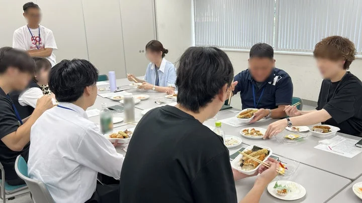 若手社員が新トッピングを検証する試食会の様子