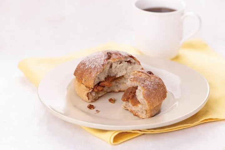 半分に割られた石窯くるみパンとコーヒーカップ