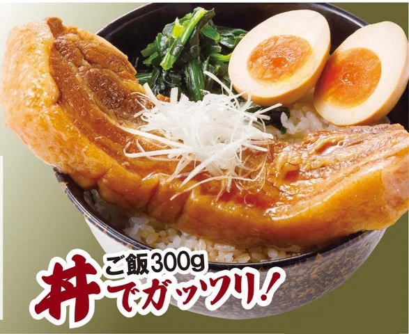 ご飯の上に乗った厚切り豚角煮と煮卵の丼メニュー