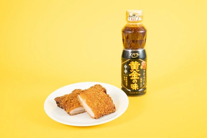 エバラ監修「ファミチキ（焼肉のたれ味）」とエバラ黄金の味のボトル