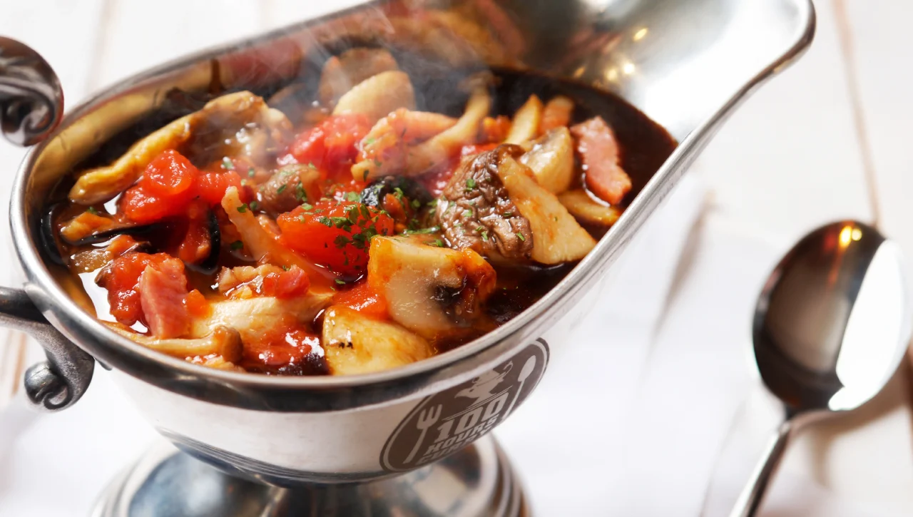 カレーポットに入った湯気が立つキノコとシーフードのカレー
