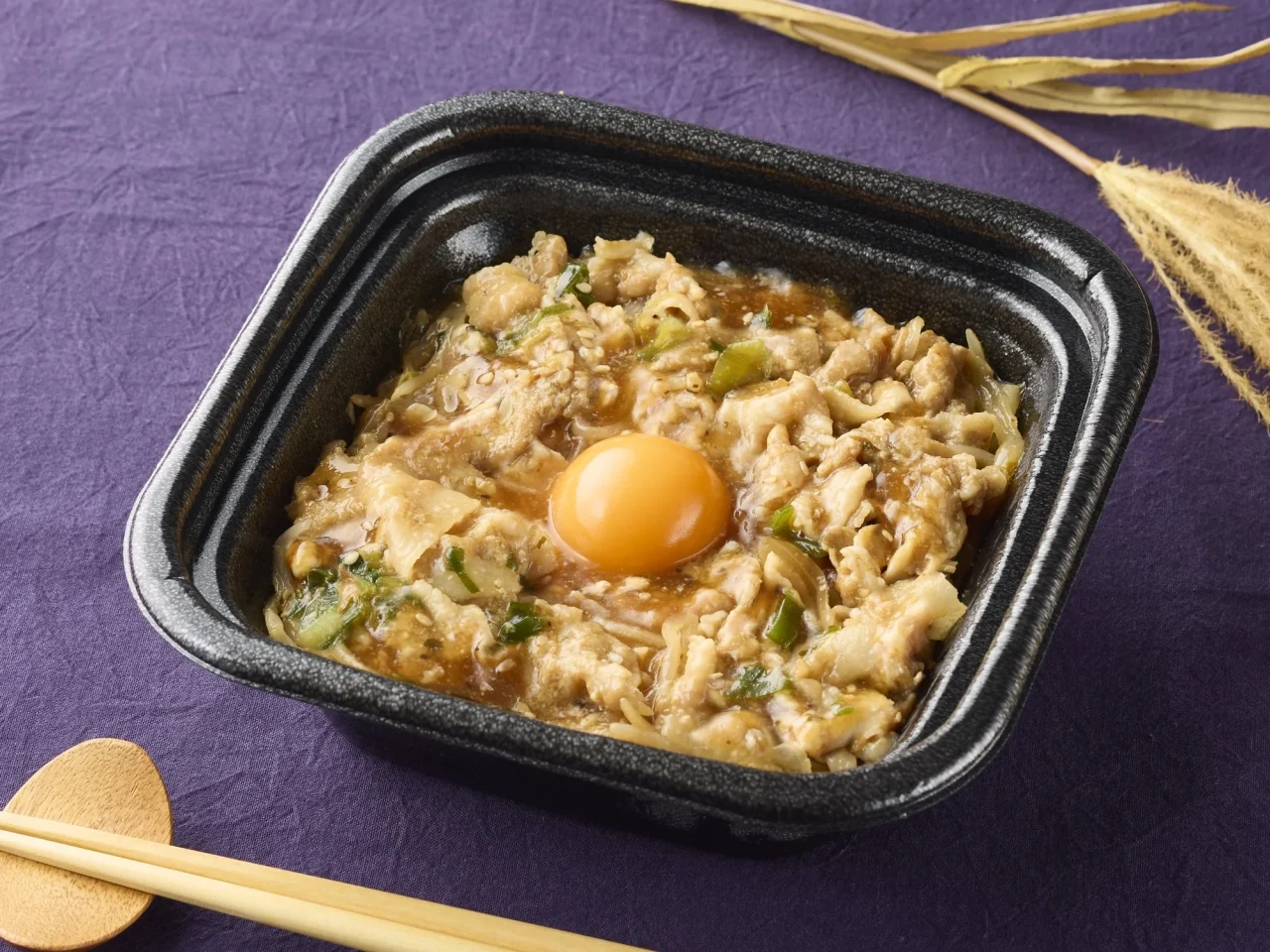 容器に入ったニンニク！！スタミナ豚焼肉丼