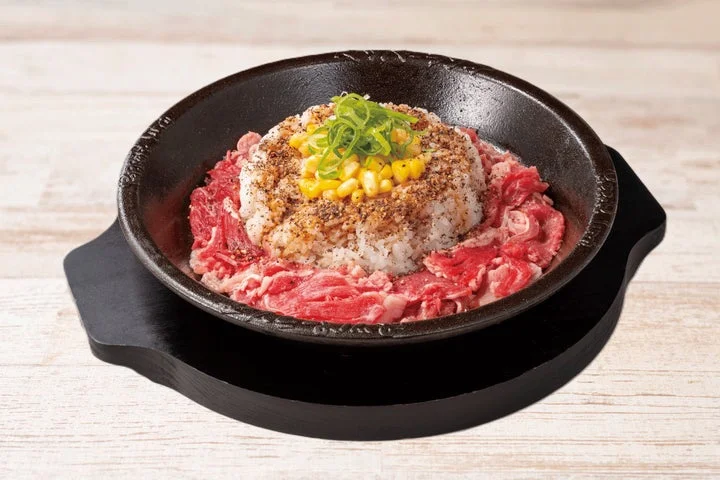 鉄皿に盛られたお肉大盛のビーフペッパーライス