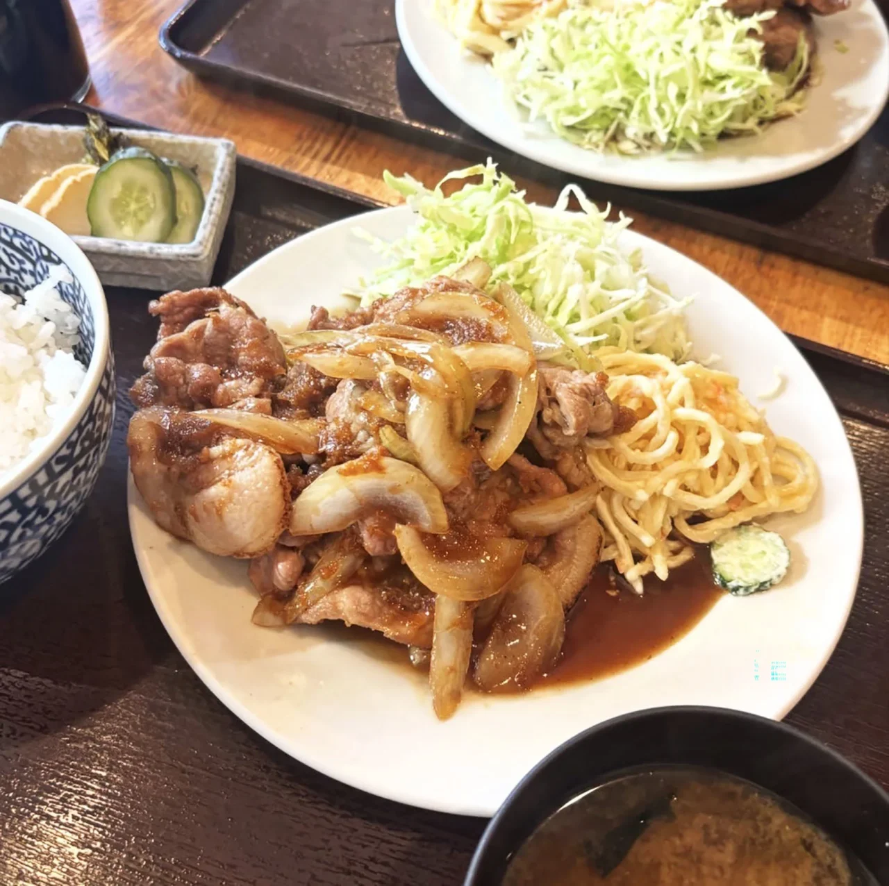 生姜焼きが盛り付けられた定食