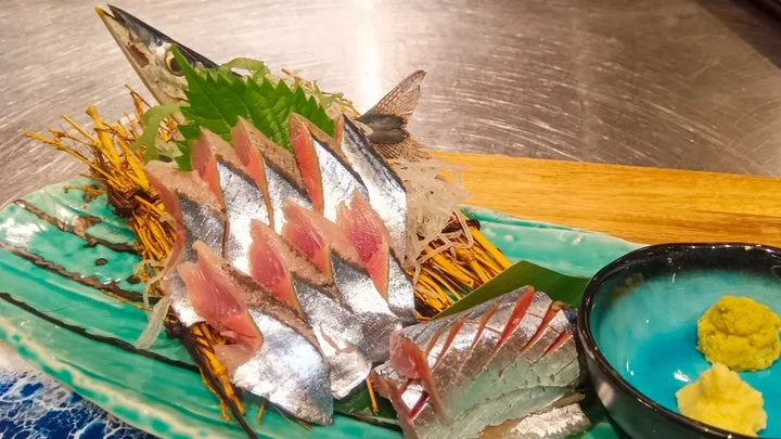 皿に盛られた生さんまの姿造り。銀色に輝く皮目と角の立った切り身が特徴。