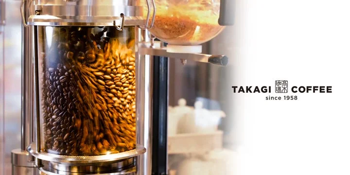 コーヒー豆が詰まった焙煎機と髙木珈琲のロゴ