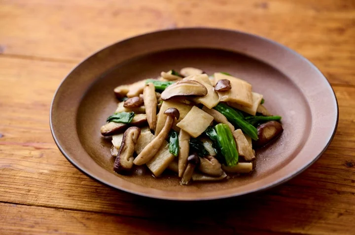 皿に盛られたきのこの炒め物料理