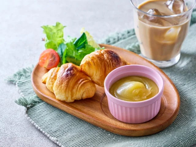 クロワッサンとトーストに添えられたカスタード風味の白こしあん