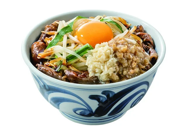 卵黄と刻みにんにく、背脂がトッピングされたスタミナ牛かるび丼