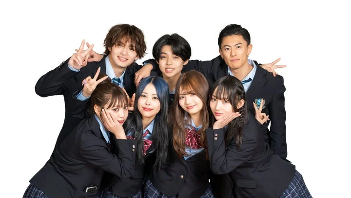 制服姿の男女7名からなるインフルエンサーユニット「放課後アオハル学園」のメンバー集合写真。