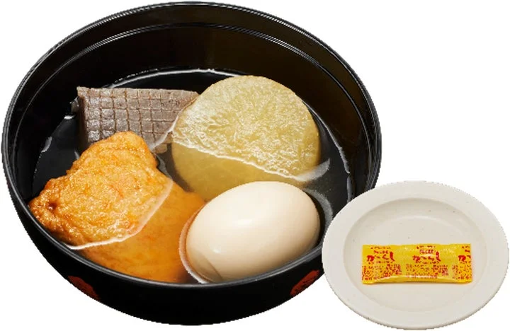 おでん盛り合わせ（大根、玉子、こんにゃく、さつまあげ）と小袋入りのからし