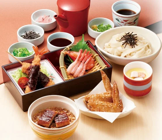 みそ豚串カツ、エビフライ、ひつまむしなどがセットになったなごやめし御膳